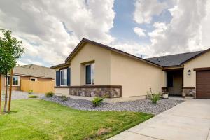 een huis met een oprit en een huis bij Newly Built Sparks Home with Hot Tub 12 Mi to Reno! in Sparks