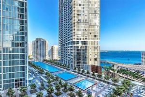 una vista aerea di una città con edifici alti di Waterfront Luxury Apartment 2 Bedrooms IconBrickell a Miami