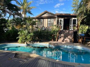 une maison avec une piscine en face d'une maison dans l'établissement Tropical Garden-04-F, à Nadi