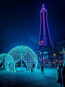 - une vue sur la tour Eiffel la nuit dans l'établissement Hotel LUX (Rouge), à Blackpool