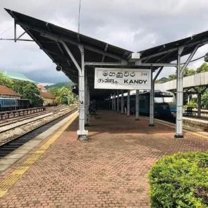 uma estação ferroviária com um comboio nos carris em Ella Way Resort em Peradeniya