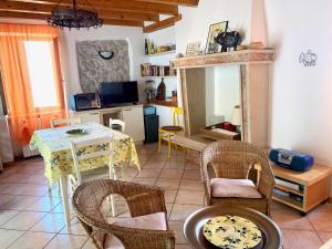 ein Wohnzimmer mit einem Tisch und Stühlen in der Unterkunft Casa Lago in Brenzone sul Garda