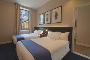 Postel nebo postele na pokoji v ubytování The Frederick Hotel Tribeca