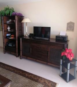 A television and/or entertainment centre at Callao Sun & Pool II