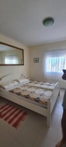 卡亞俄薩爾瓦赫的住宿－Callao Sun & Pool II，一张大床,位于带大镜子的房间里