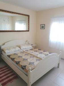 卡亞俄薩爾瓦赫的住宿－Callao Sun & Pool II，卧室内的一张床铺,墙上有镜子
