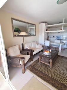 卡亞俄薩爾瓦赫的住宿－Callao Sun & Pool II，客厅配有沙发和桌子