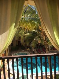 een uitzicht vanaf het balkon van een resort met een zwembad bij Jannataan Hotel in Lamu