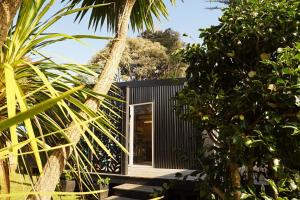 Κήπος έξω από το Container Cottage Auckland Airport
