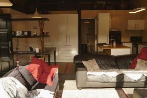 Η κουζίνα ή μικρή κουζίνα στο Container Cottage Auckland Airport +7 φωτογραφίες