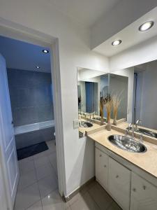 baño con 2 lavabos y espejo grande en MAILAR d1 en Puerto Madryn
