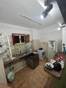 cocina con fregadero y encimera en una habitación en شقة مصيف قريبة للبحر في ميامي en Alexandria