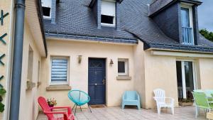 a group of chairs sitting outside of a house at Maison de 4 chambres avec jardin clos et wifi a Tregomeur a 8 km de la plage in Trégomeur