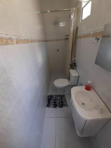 ein weißes Badezimmer mit Toilette und Waschbecken in der Unterkunft AP10-A 50 Metros da Praia Flats Mobiliados para 2 pessoas in Paulista