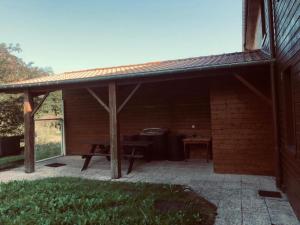 einen Pavillon mit einem Picknicktisch und einem Tisch in der Unterkunft Gîte, Sexey-Aux-Forges, 8 personnes, 180m², 4 chambres 