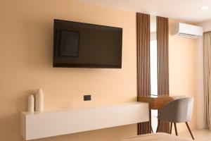 TV a/nebo společenská místnost v ubytování Hotel Calypso Cancun