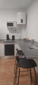 Кухня або міні-кухня у Loft 3 Nuevo,tercera planta sin ascensor,pequeño y coqueto,wifi y aire acondicionado