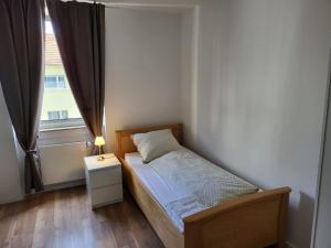 niewielka sypialnia z łóżkiem i oknem w obiekcie Privatzimmer im Schlesischen Viertel - nahe Uniklinik w Moguncji
