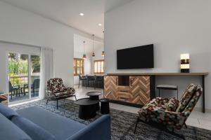 a living room with a blue couch and a tv at Catalina Canyon Inn in Avalon