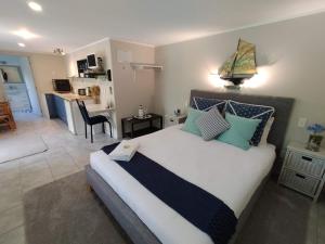 Łóżko lub łóżka w pokoju w obiekcie Wildferns Lodge and Sailors Studio Opua