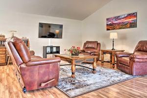 ein Wohnzimmer mit Ledermöbeln und einem TV in der Unterkunft Montrose Townhome 13 Mi to Black Canyon Natl Park in Montrose