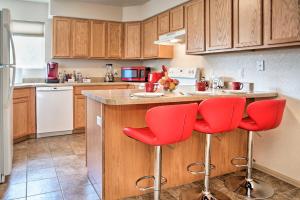 una cocina con sillas rojas en un mostrador en Montrose Townhome 13 Mi to Black Canyon Natl Park, en Montrose