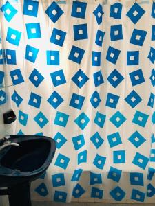 a bathroom with a blue and white shower curtain at Hermoso Departamento en Belgrano R para 3 personas in Buenos Aires