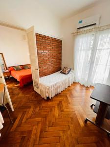 Habitación con 2 camas y pared de ladrillo en Hermoso Departamento en Belgrano R para 3 personas en Buenos Aires