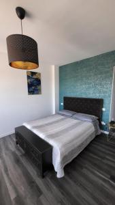 1 dormitorio con 1 cama grande en una habitación en Appartamento di Charme vicino al mare, en Torvaianica