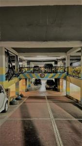 un garage avec plusieurs voitures qui y sont garées dans l'établissement Top location Kristi apartments 05, à Tirana