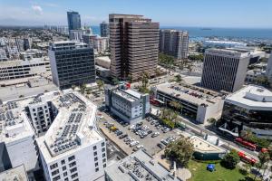 een luchtzicht op een stad met hoge gebouwen bij Hotel Mai Downtown Long Beach in Long Beach