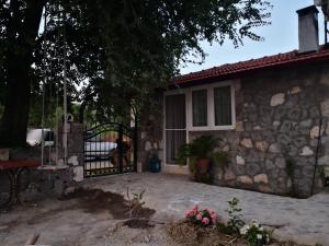 uma casa de pedra com um portão em frente em Dalaman Karia Thermal Spa Homes em Ortaca