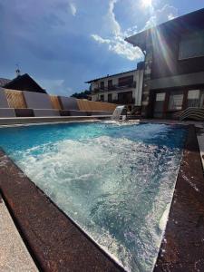 - une piscine au milieu d'un bâtiment dans l'établissement Hotel Mirabello - Slow Hotel Benessere, à Fiera di Primiero