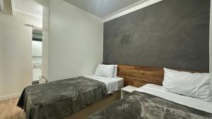 um quarto com duas camas e uma parede em Morumbi Andalus Cádis em São Paulo