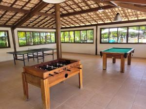 Zimmer mit 2 Tischtennisplatten und Fenstern in der Unterkunft Genipabu Club House Guarajuba Camaçari-Ba in Camaçari