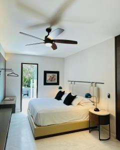 1 dormitorio con 1 cama y ventilador de techo en Casa Mannach en Ciudad de México