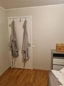 un dormitorio con una puerta con toallas colgando en bjørnemyra 29h, leilighet, en Alta