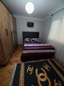 Dormitorio pequeño con cama y alfombra en Appartement Dernier Etage Ortaköy No 6, en Estambul