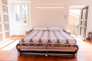 um quarto com uma cama num quarto em Il Castagno holiday home em Teriasca