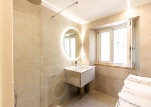 uma casa de banho com um lavatório e um espelho em Il Castagno holiday home em Teriasca