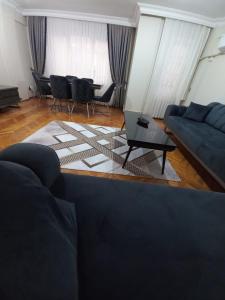 uma sala de estar com um sofá e uma mesa em Appartement 1er etage Ortaköy No 3 em Istambul