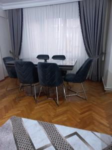 uma sala de jantar com uma mesa de vidro e cadeiras em Appartement 1er etage Ortaköy No 3 em Istambul