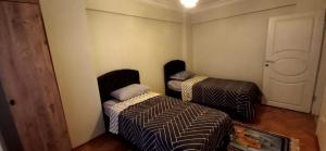 um quarto com duas camas e uma cadeira em Appartement 1er etage Ortaköy No 3 em Istambul