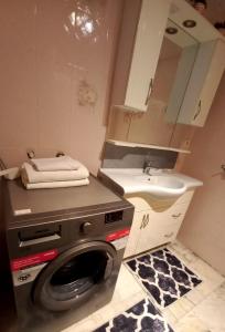 uma cozinha com uma máquina de lavar roupa e um lavatório em Appartement 1er etage Ortaköy No 3 em Istambul