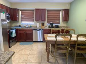 Η κουζίνα ή μικρή κουζίνα στο Tranquil Waterfront 2bd1ba Apt in North Palm Beach