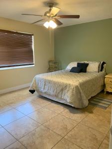 Ένα ή περισσότερα κρεβάτια σε δωμάτιο στο Tranquil Waterfront 2bd1ba Apt in North Palm Beach