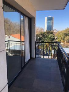 uma varanda com vista para um edifício em Departamento Residencial en Capital Mendoza. em Mendoza