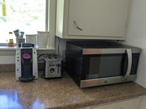 um balcão de cozinha com micro-ondas e outros electrodomésticos em Scenic Solitude em Dryfork