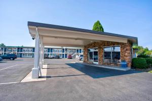 un edificio con un estacionamiento delante de él en Motel 6-Bend, OR, en Bend