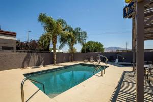 Piscina de la sau aproape de Best Western Gold Poppy Inn